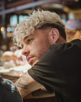 Dalex nos reveló detalles de la canción que lo tiene sonando en todo el mundo. Esto fue lo que nos confesó el reggaetonero boricua, nominado a
<a href="https://www.univision.com/temas/premios-juventud-1">Premios Juventud </a>en la categoría La Nueva Generación Urbana.