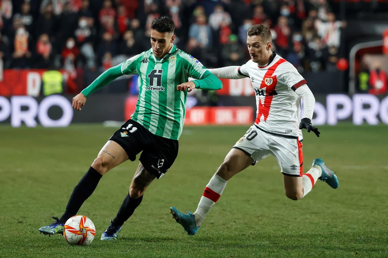 Real Betis se lleva la semifinal de ida tras derrotar al Rayo Vallecano 2-1 en la Copa del Rey. Borja Iglesias y Victor Carvalho le dieron el triunfo a la escuadra verdiblanca, mientras que Álvaro García descontó para los locales. Los mexicanos Diego Lainez y Andrés Guardado estuvieron en la banca.