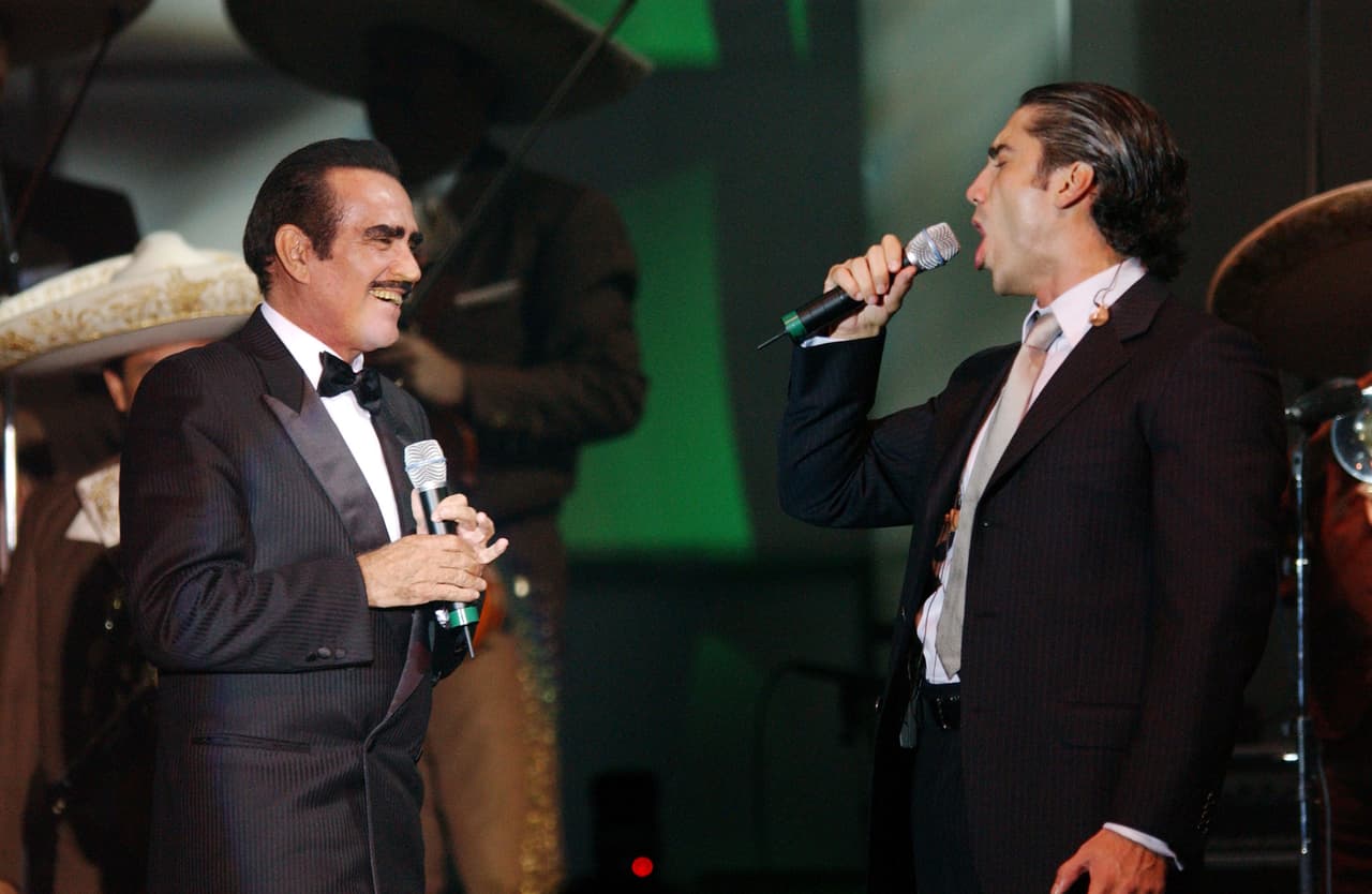 En 2002 lo vimos sobre el escenario de Latin GRAMMY cantando juntos. ¡Todo un deleite!