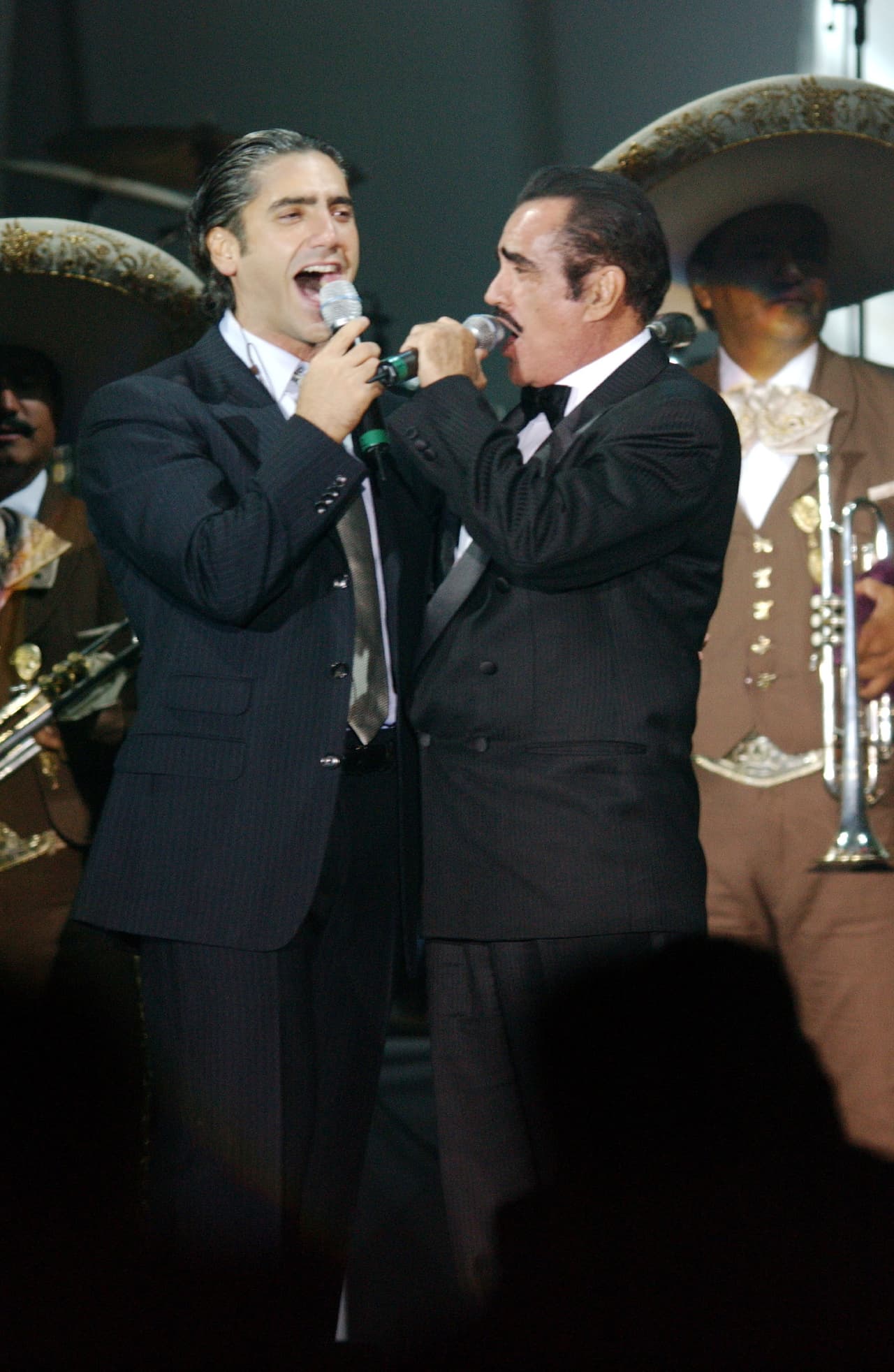 Pero Alex considera que es un orgullo haber podido compartir el escenario con la persona que le dio la vida.