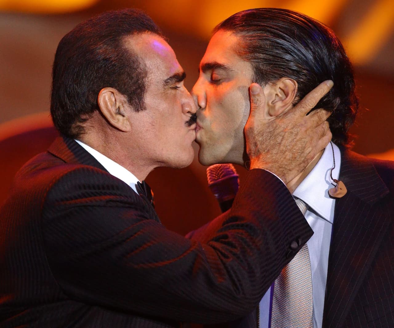 Este beso quedó para la historia durante Latin GRAMMY 2002, donde el charro fue reconocido como la Persona del Año.