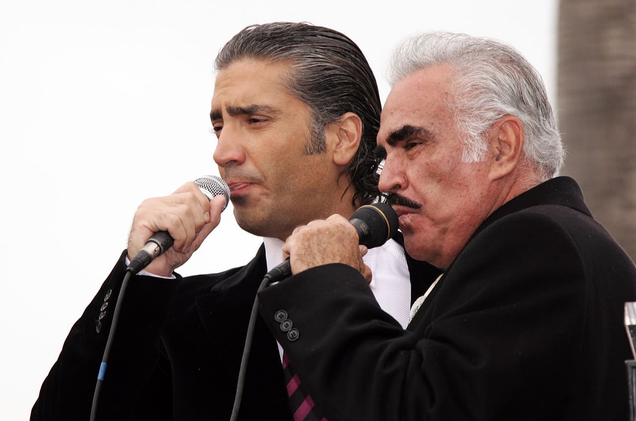 Por su parte, Chente se sentía orgulloso de su hijo y por eso compartió el micrófono con él.