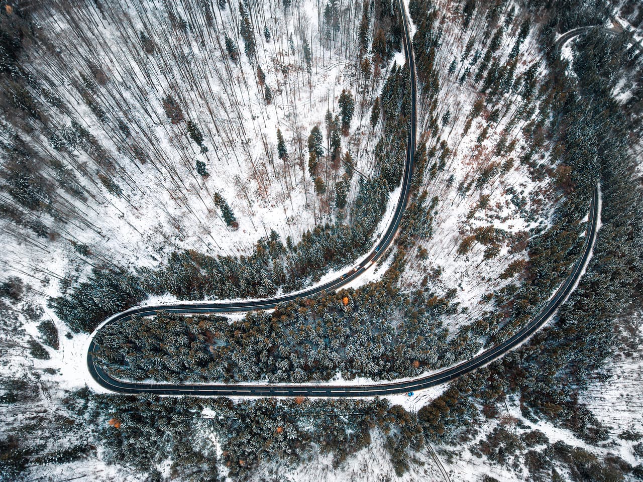 La bota. Un camino sinuoso en un bello paisaje nevado dibuja la forma de una bota, vista desde el cielo. Ganadora por Rumania.