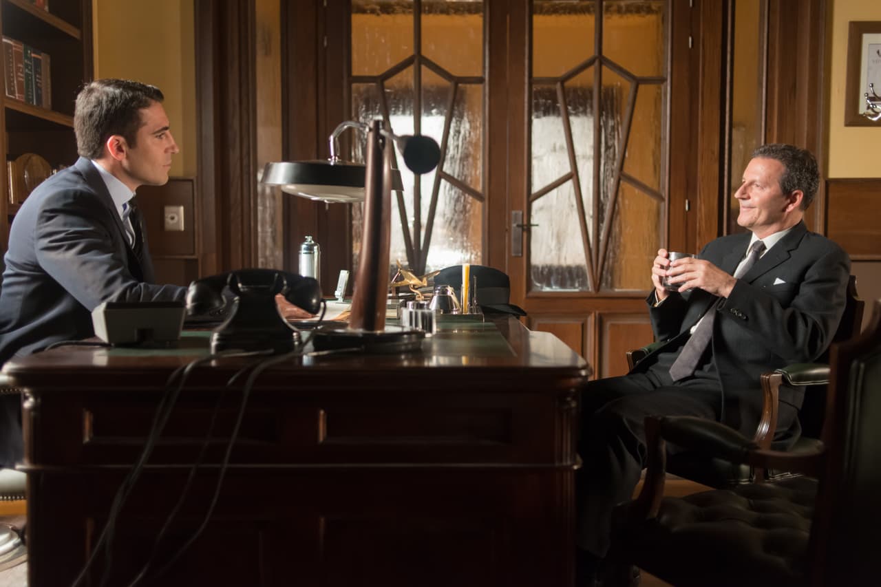 Alberto recibe una propuesta para salvar su empresa.