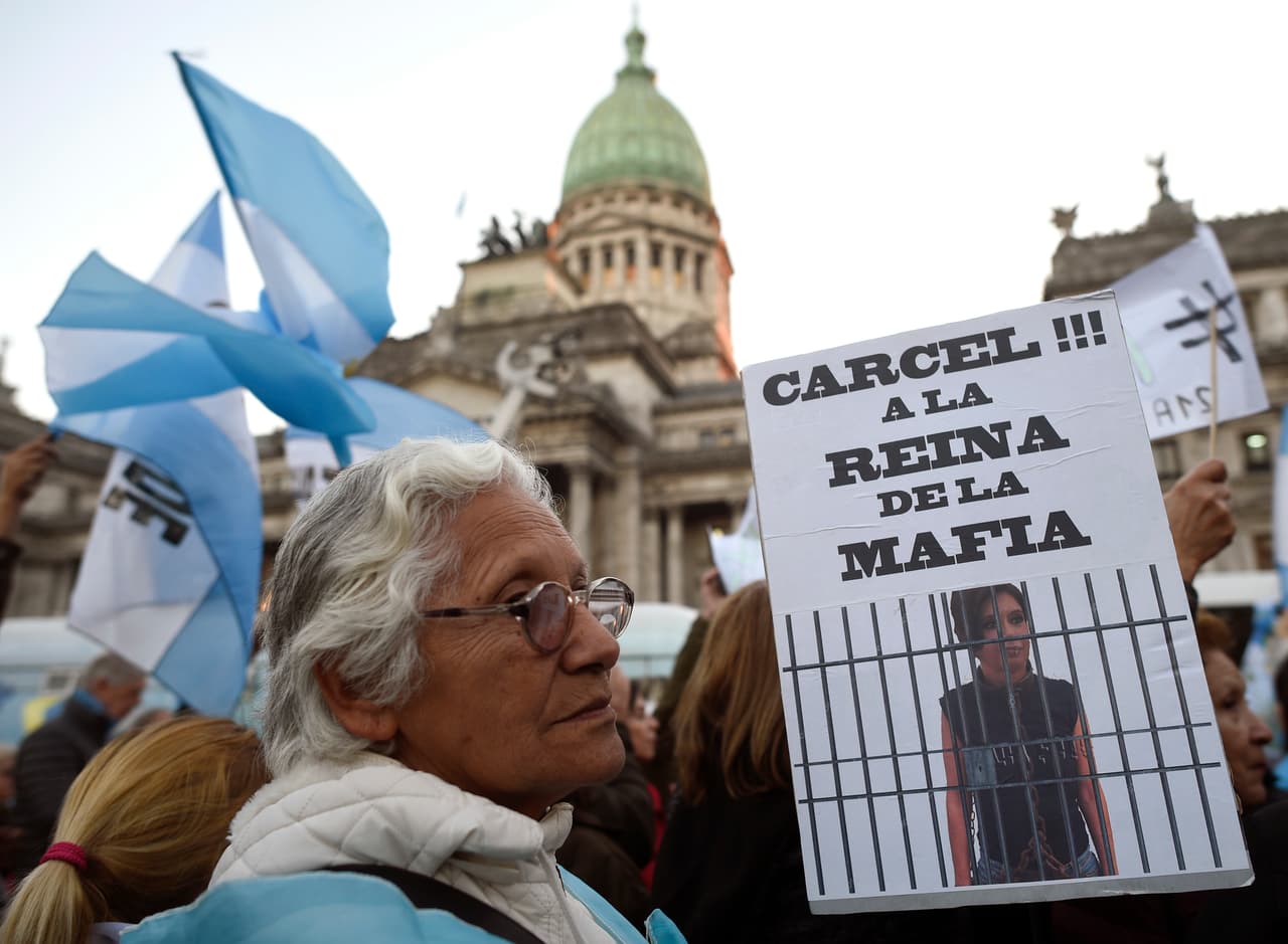 El 21 de agosto cientos de manifestantes protestaron contra la expresidenta Cristina Fernández, quien es acusada de haber liderado una red de corrupción.