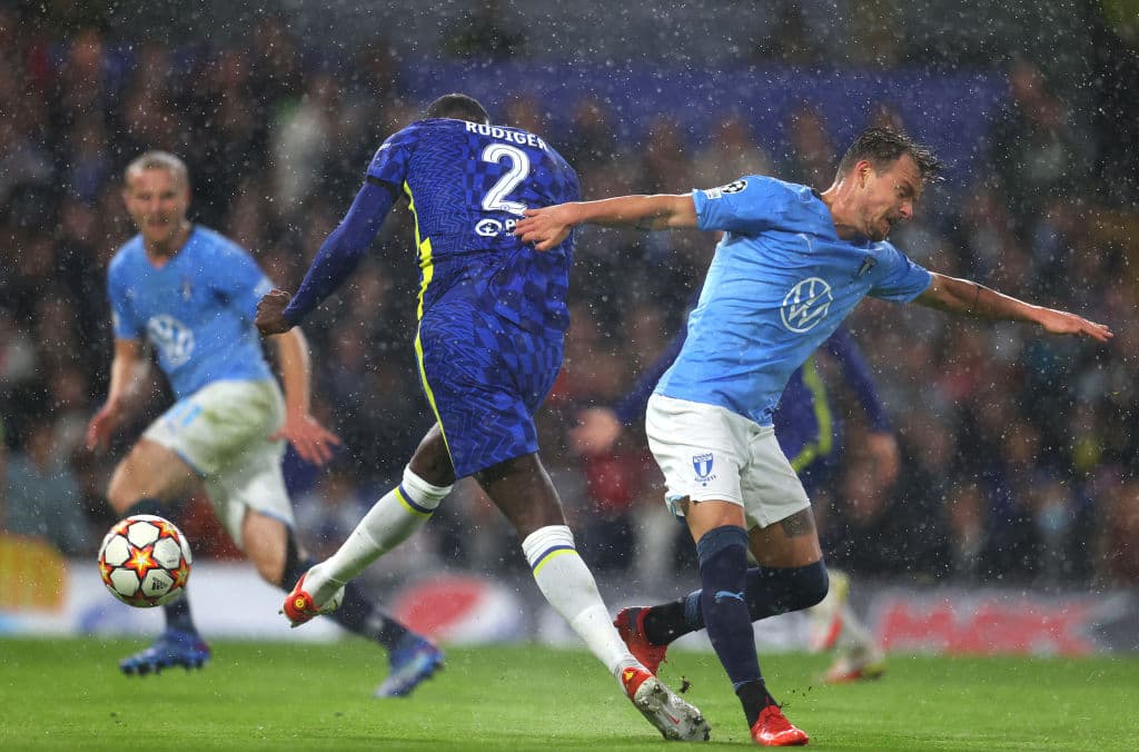 Chelsea, sin piedad, golea al Malmö 4-0 en Stamford Bridge, durante la Jornada 3 en la UEFA Champions League. Andreas Christensen abrió el marcador al minuto 4', seguido de un doblete por parte de Jorge Luis Frello, ambos como cobro de penaltis y el último de Kai Havertz al 48', quedando segundos del Grupo H.