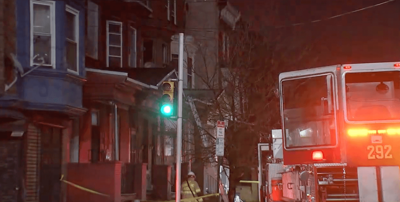 El incendio comenzó alrededor de las 9:30 p.m. el miércoles en la cuadra 1200 de West Tioga Street.