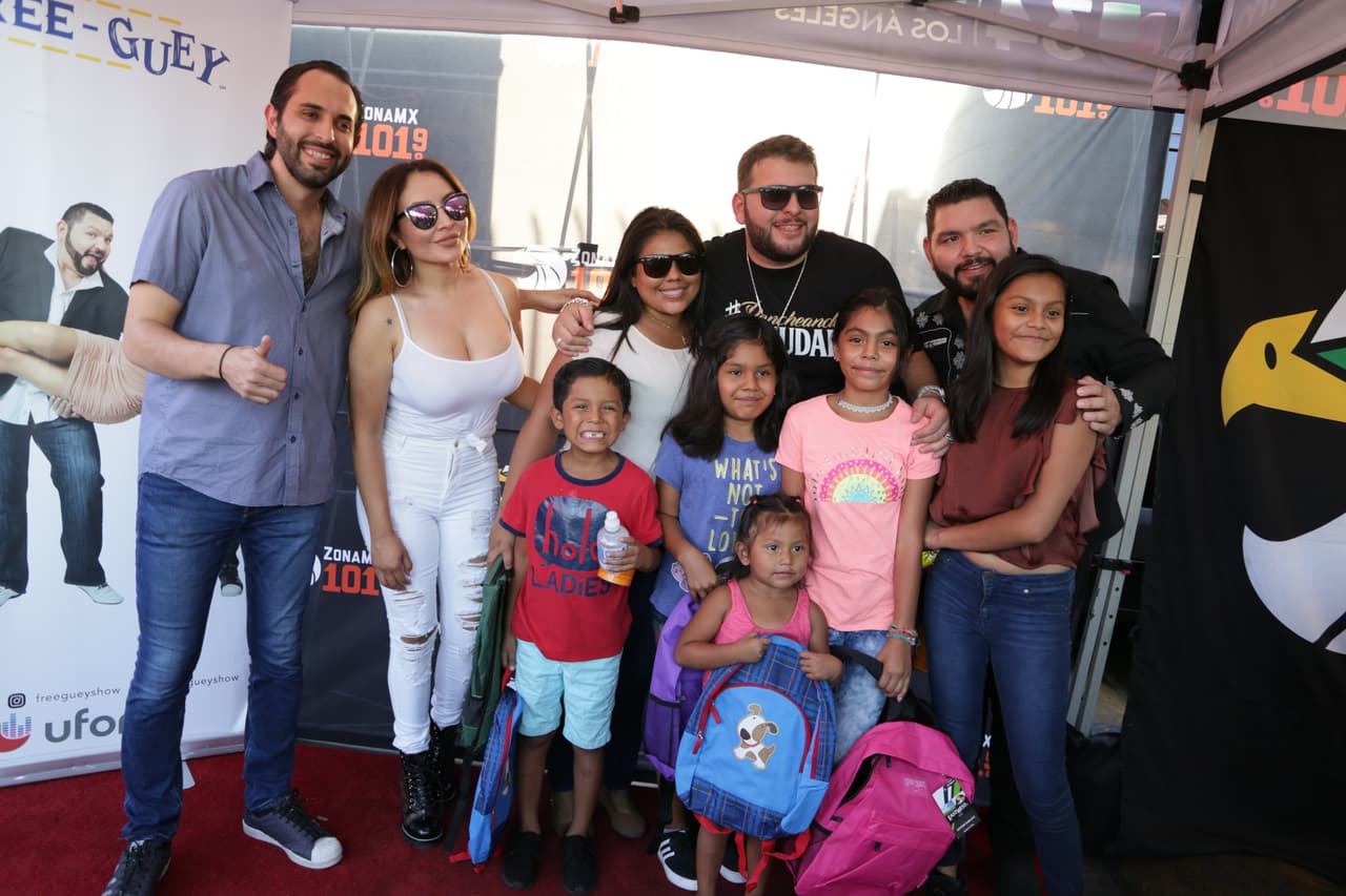 Familias enteras llegaron para recibir sus mochilas.