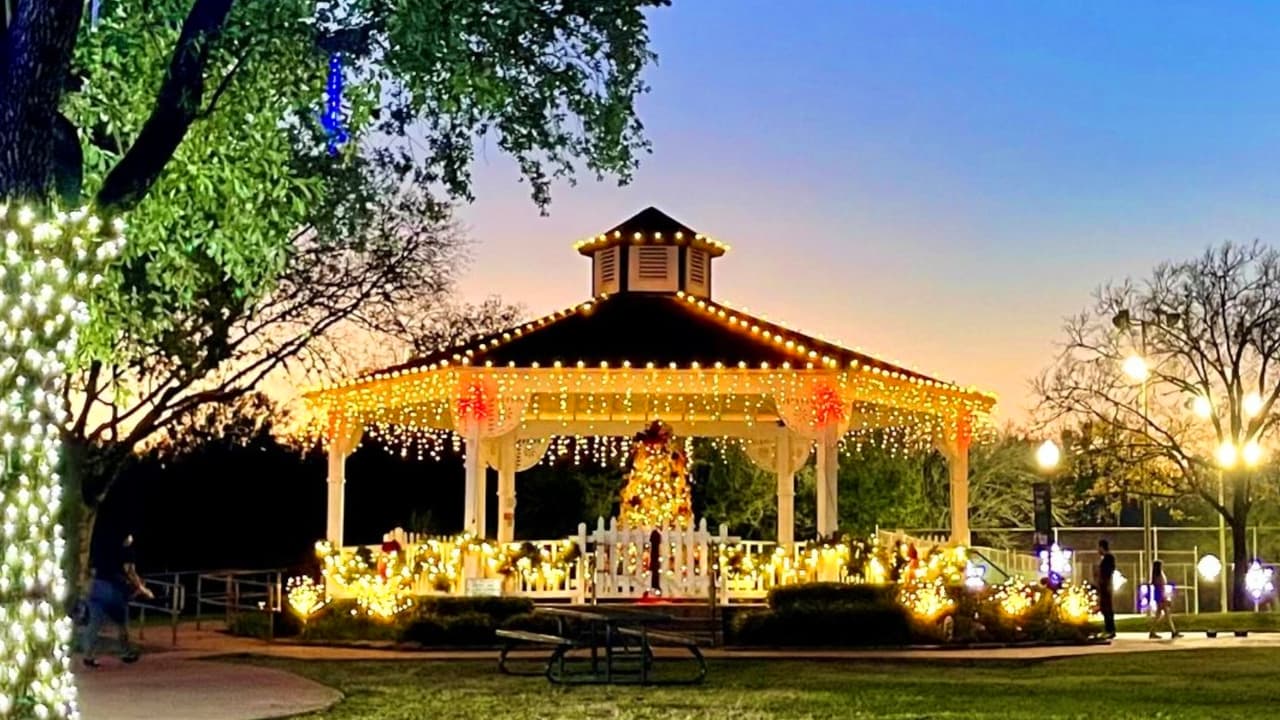 <b>🎅🏼Santa en el parque – Evento de navideño | 🎄 Encendido del árbol en Friendswood</b>
<br>Fotos con Santa, 40,000 libras de nieve, pintura de caras, juegos mecánicos, música en vivo, comida y mercado navideño de arte y artesanía, entre otros.
<br>
<br>🗓️ Sábado 2 de diciembre
<br>🕒 3 – 8 pm
<br>📍1000 S Friendswood Dr, Friendswood, Texas | Stevenson Park
<br>
<i>Las pulseras para la nieve y las actividades cuestan $10 | Evento navideño es gratuito.</i>