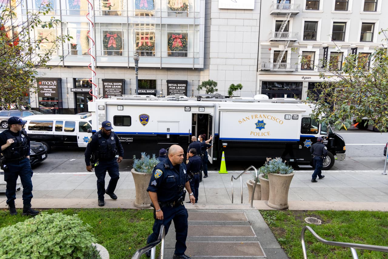 Según las autoridades, estos robos
<a href="https://www.univision.com/local/san-francisco-kdtv/asalto-nordstrom-walnut-creek">son parte de sofisticadas redes criminales</a> que reclutan principalmente a jóvenes para robar mercancías en tiendas de todo el país, para después venderlas por internet, y han ido en aumento desde que comenzó la temporada de compras navideñas.