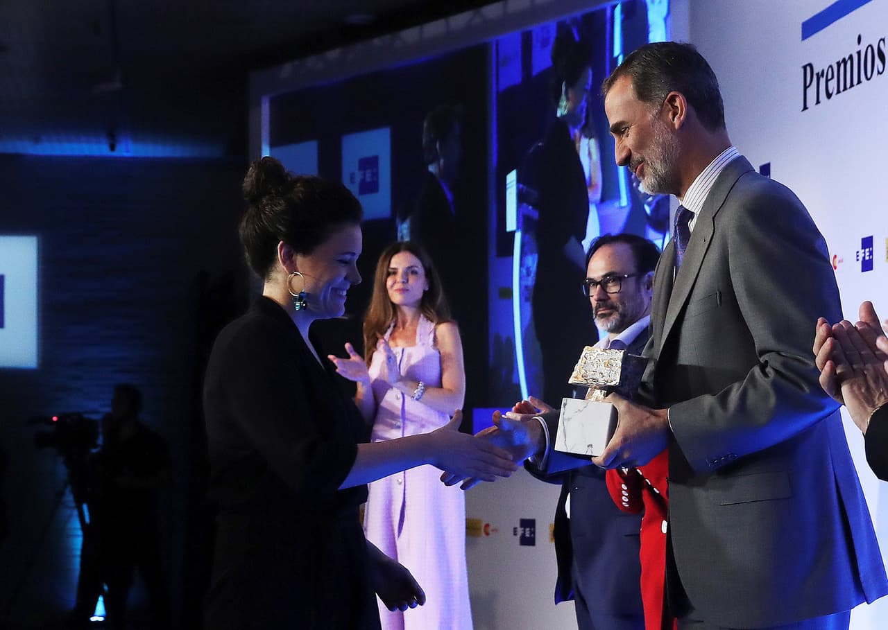 La española Conchi Cejudo (i), recibe de manos del rey Felipe el Premio de Radio por su trabajo en el serial de la cadena SER "Vidas enterradas", en presencia del presidente de la Agencia Efe, Fernando Garea (2d), durante la ceremonia de entrega de los XXXVI Premios Rey de España.