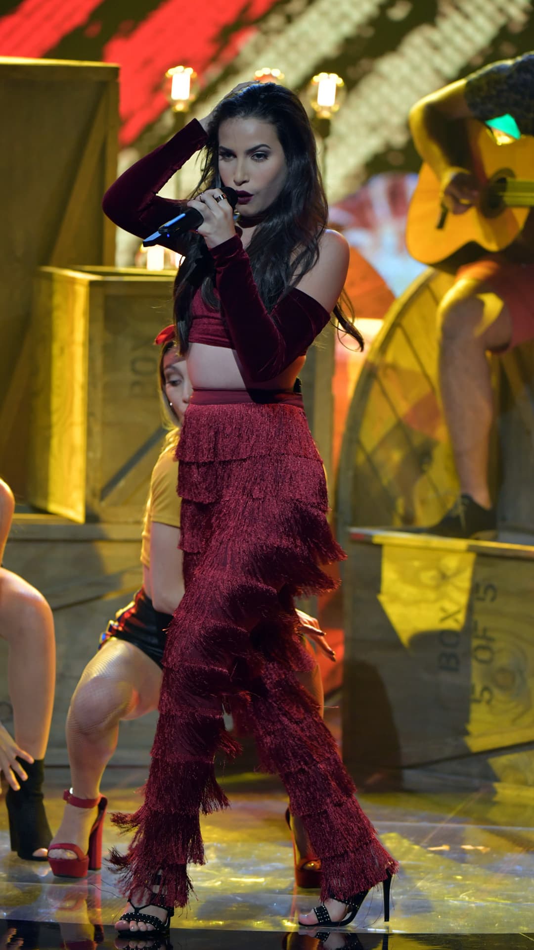 Esa misma noche las chicas tuvieron presentaciones en solitario.