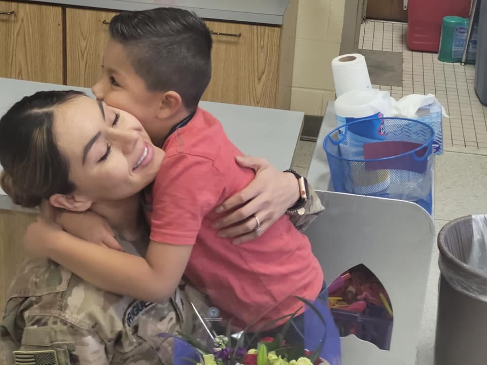 El Sistema Escolar del condado de Caldwell compartió en sus
<a href="https://www.facebook.com/caldwellschooldistrict" target="_blank">redes sociales</a> el emotivo reencuentro entre una soldado hispana y sus hijos en el salón de clases.