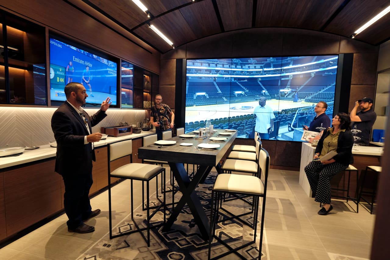 Complementando el marcador habrá una gran pantalla al aire libre, que mide 74 por 42 pies, donde se mostrarán los partidos de baloncesto de los Warriors para las personas que no estén dentro de lugar..
<br>
