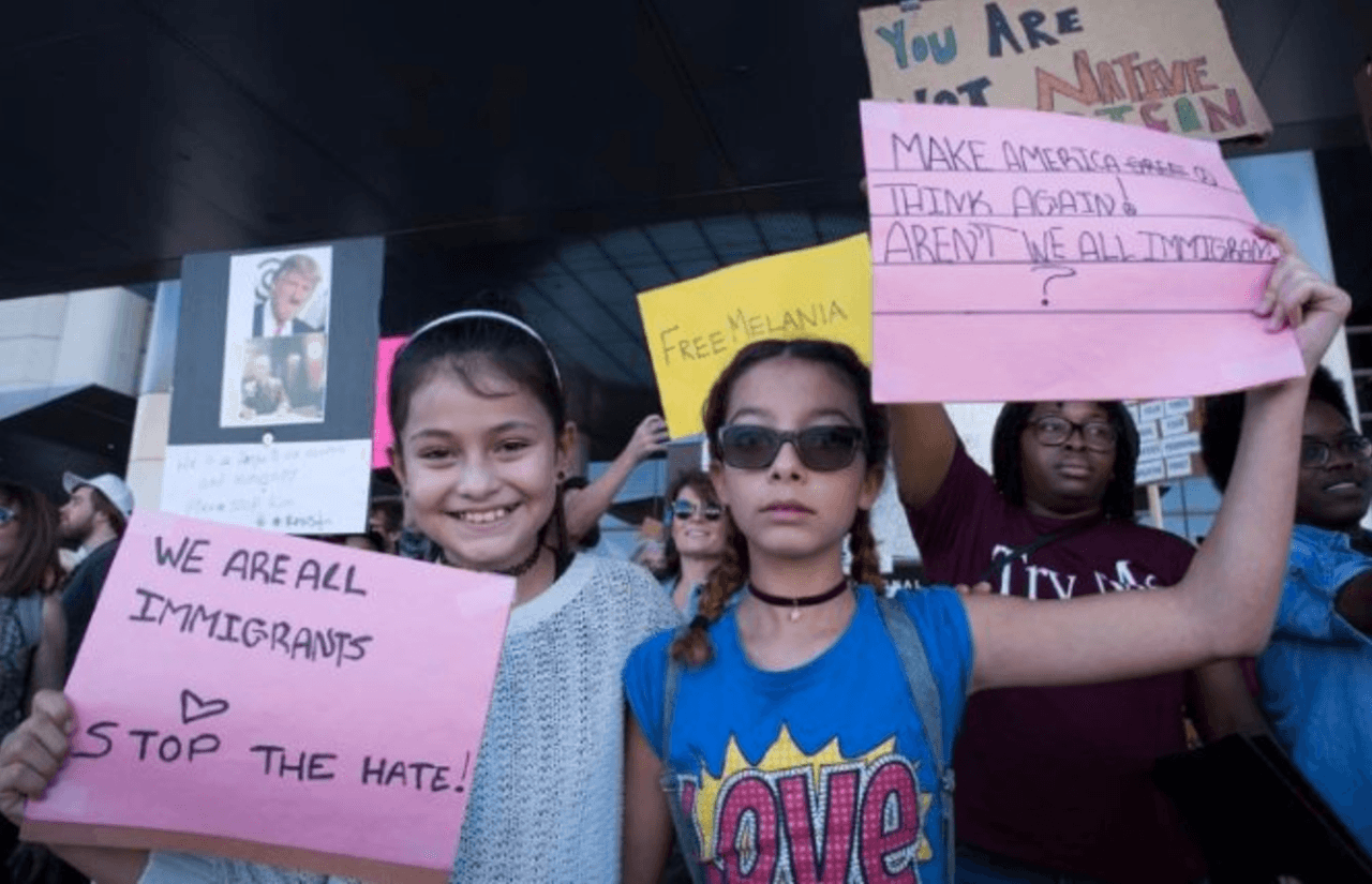 "¡Hagámos que Estados Unidos piense de nuevo! ¿No somos todos inmigrantes?", escribió una de las niñas que retrató Lubezki en la protesta.