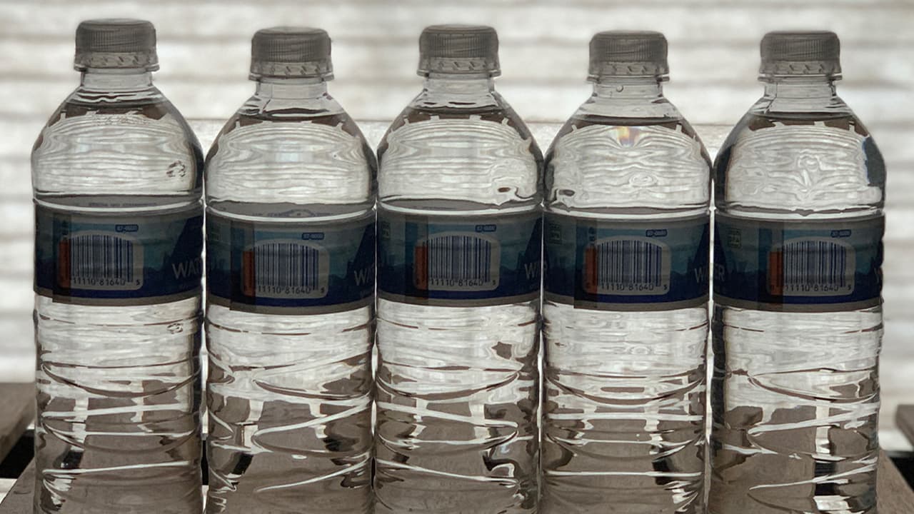 Beber agua, jugos o incluso paletas de helado, pueden ayudarlo.