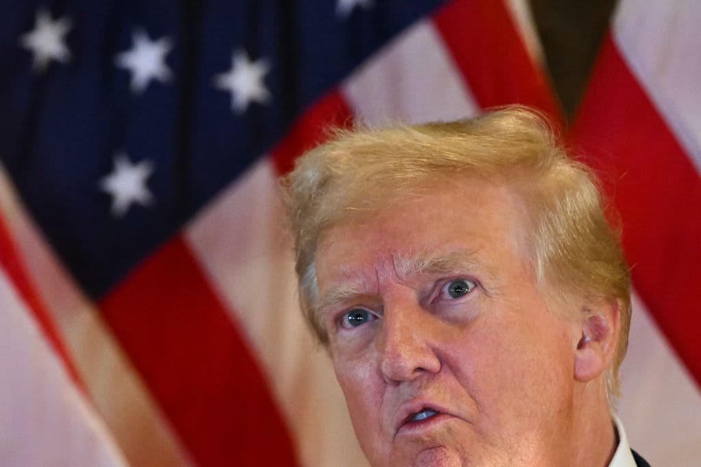 El expresidente Donald Trump habla a la prensa después de ser declarado culpable en el caso de los pagos a la exactriz porno Stormy Daniels a cambio de su silencio sobre un presunto encuentro sexual con el republicano. El 31 de mayo de 2024,
<a href="https://www.univision.com/noticias/politica/que-puede-hacer-el-juez-merchan-con-el-caso-de-trump-stormy-daniels">Trump se convirtió en el primer expresidente en ser condenado</a> después de que un jurado de Nueva York lo declarara culpable de todos los cargos.