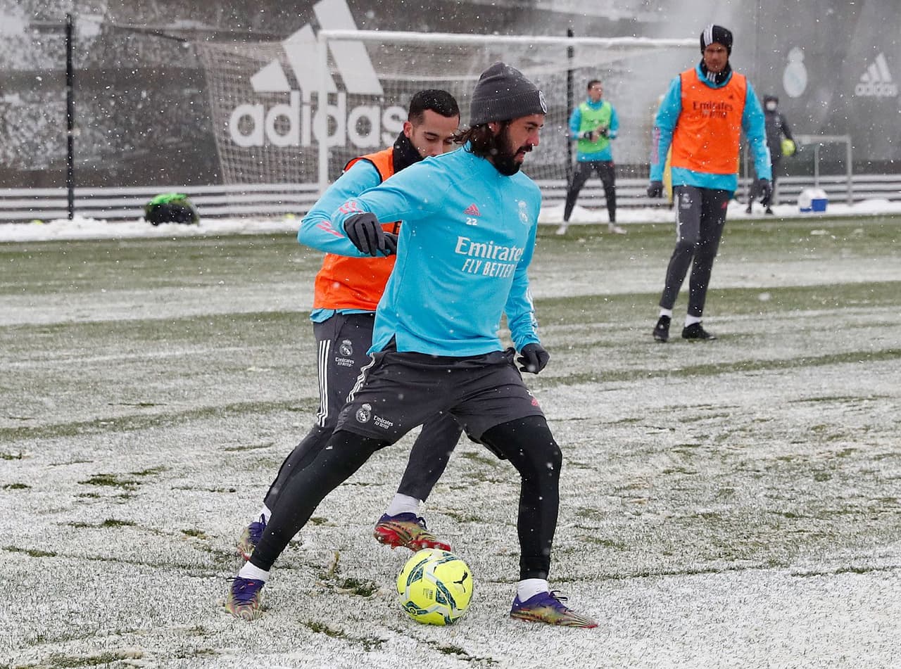 El Real Madrid preparó su próximo duelo contra Osasuna entrenando en la Ciudad Real Madrid bajo una tremenda nevada.