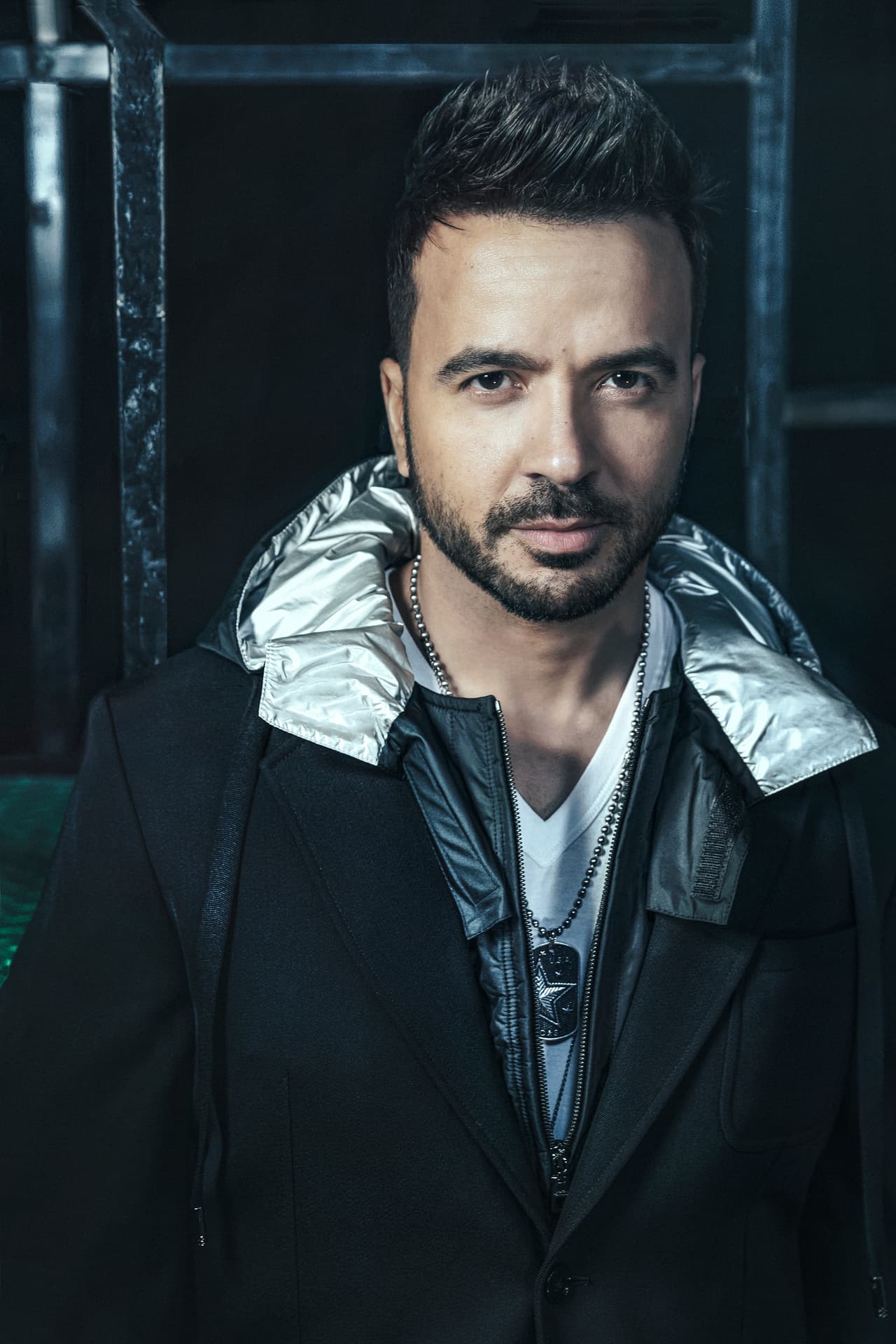 <b>Luis Fonsi</b> estrenará un tema en el escenario de Premio Lo Nuestro 2021. El reconocido artista, creador de éxitos multi-platino, cuenta con tres nominaciones este año: Video del Año, Canción del Año - Pop y Colaboración del Año.