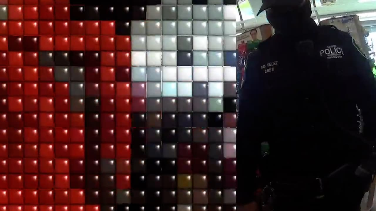 Policías compran medias a un indigente en lugar de arrestarlo por robar una tienda de Nueva York