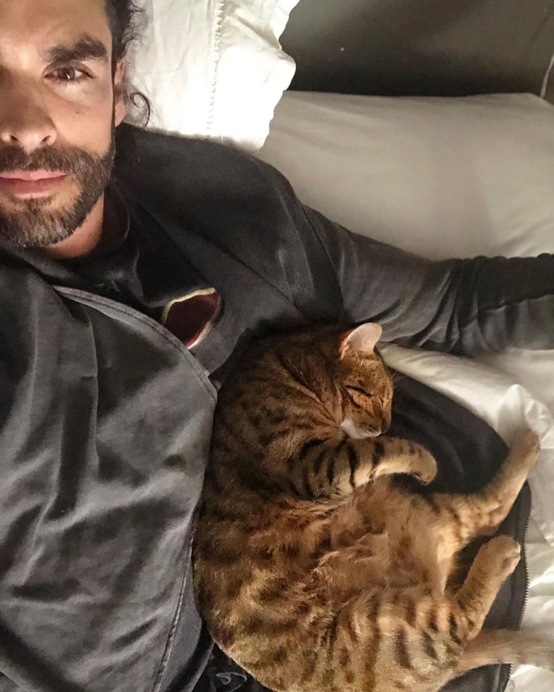 El actor, nacido el 28 de diciembre de 1981, se confiesa un hombre hogareño, amante de su gato, la lectura y música, además de viajar.