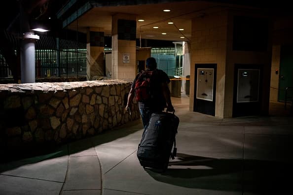 La propuesta se basa en la autoridad legal que tiene el CDC con la pandemia y aclara que debe haber protecciones para no infringir los derechos constitucionales. Además, dice el medio, que los ciudadanos y residentes legales no pueden ser bloqueados como una clase completa de personas.