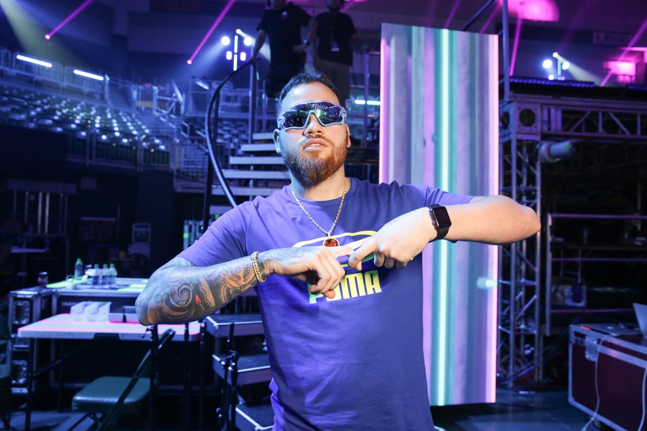 Miky Woodz ensayó su número musical con estos lentes de sol, que combinaron a la perfección con su playera morada de Puma.