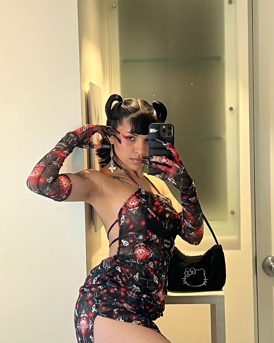 Si bien Cazzu tiene acostumbrados a sus más de 10 millones de 'followers' a compartirles instántaneas posando con los vanguardistas atuendos que usa en el escenario, esta vez fue más allá. En su reciente sesión de fotos solo usó una prenda, la cual dejaba al descubierto gran parte de su cuerpo.