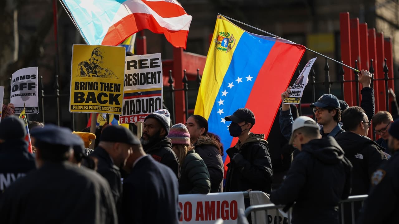 Juez rechaza desestimar caso contra Maduro pese a disputa sobre honorarios legales.