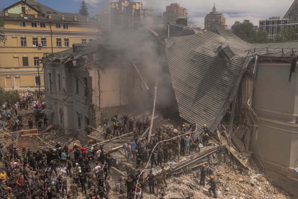 Personal de emergencia y rescate junto con médicos y otras personas retiran los escombros del edificio destruido del Hospital Infantil Ohmatdyt tras un ataque con misiles rusos en Kiev, capital ucraniana, el 8 de julio de 2024, en medio de la invasión rusa en Ucrania.