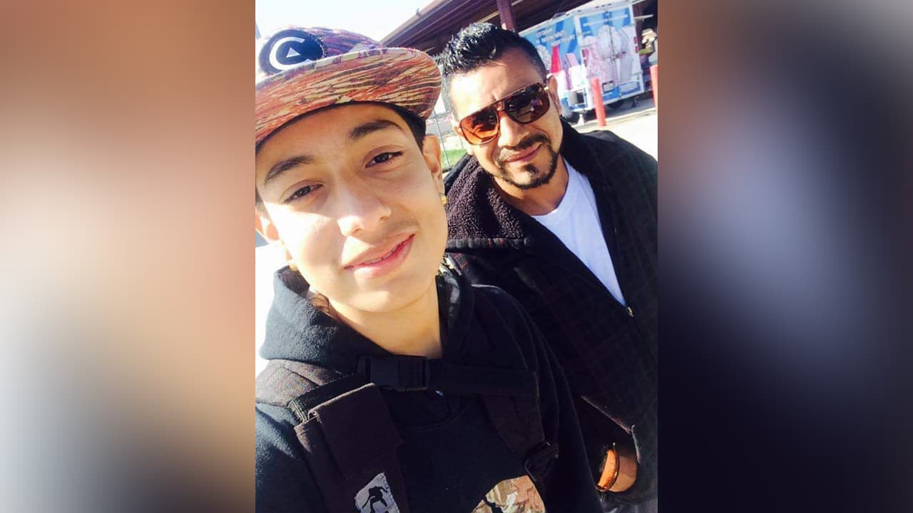 El padre de Eduardo Favela asegura que le arrancaron parte de su vida. "Les pediría aquí a la gente de Houston y sus alrededores que nos ayuden por favor, ya pasaron seis días y no tenemos respuesta, que nos ayude la comunidad a buscar a ese tipo de gente", suplica entre lágrimas el hispano.