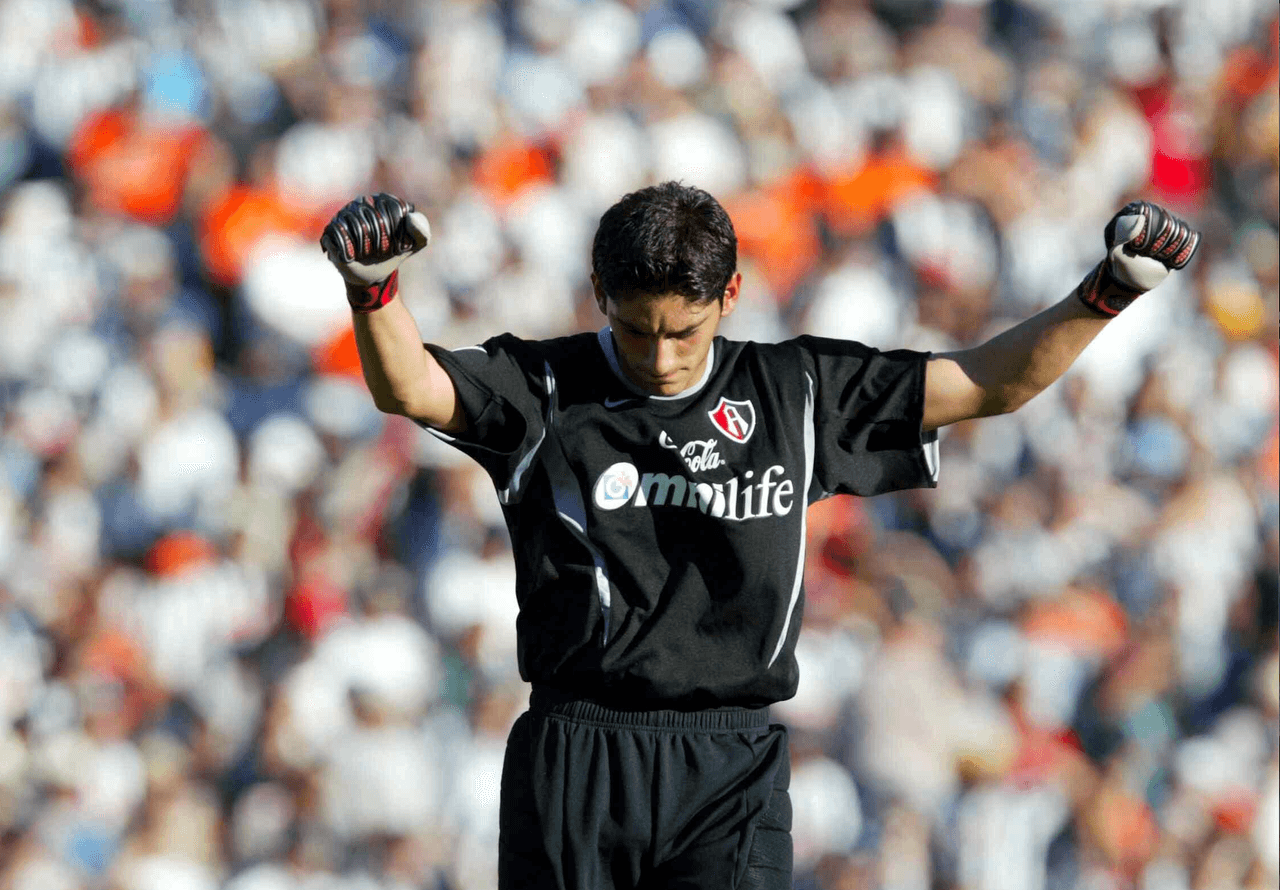 Jesús Corona inició con las fuerzas básicas del Atlas en 1992 y debutó a los 22 años contra Pumas en 2003.