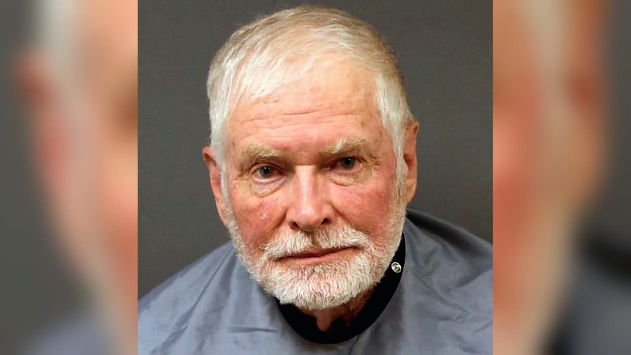 Arrestan a George Alan Kelly, un ranchero de 73 años, por muerte de inmigrante mexicano en la frontera