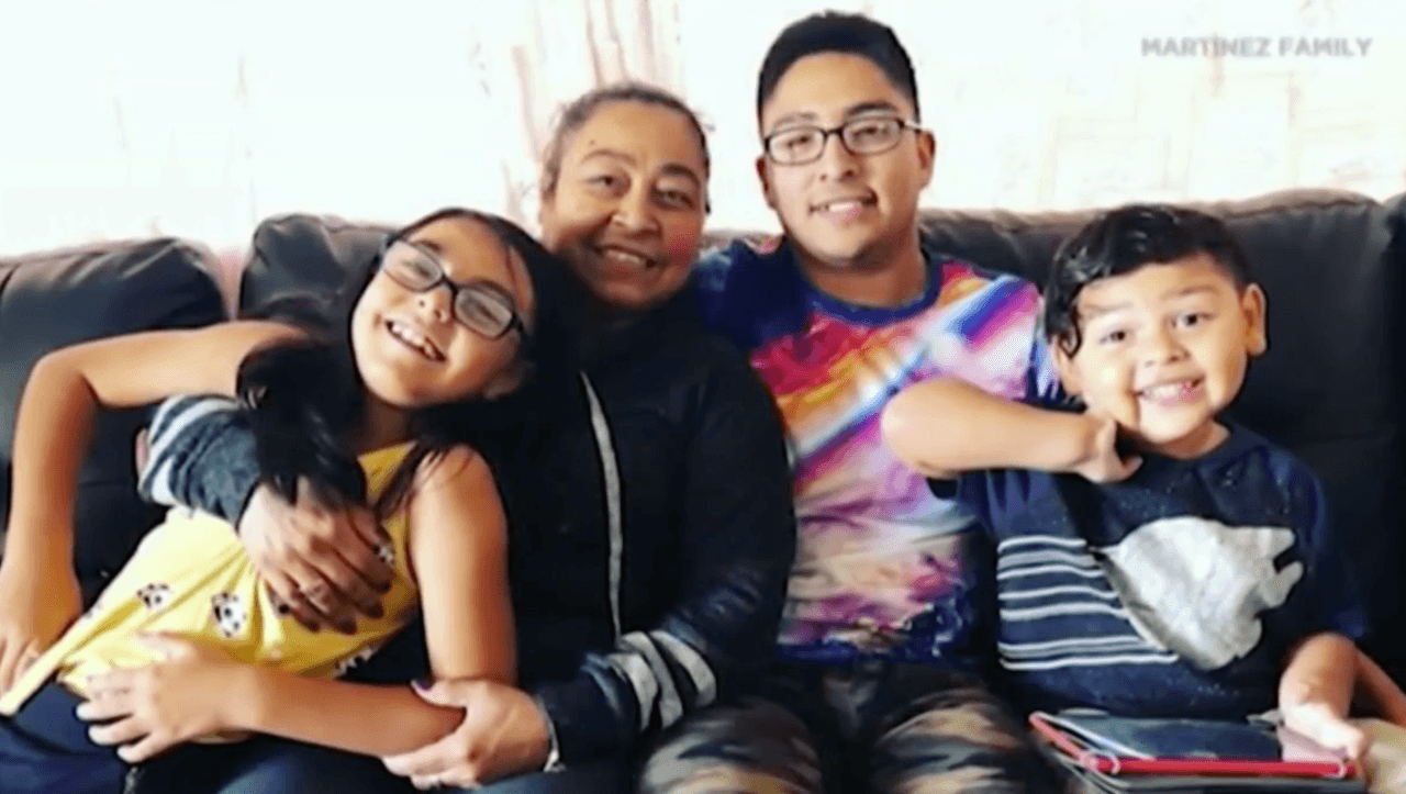 Recientemente, nuevos detalles revelaron incongruencias en las declaraciones del grupo de soldados que acompañaba a Roman Martínez. Durante la llamada al 911, estos reclamaban que su amigo los había dejado en la madrugada y que tenían todo el día buscándolo; sin embargo, 19 horas después un guardabosques les pidió que movieran sus vehículos porque estaban mal estacionados, pero ninguno en el grupo reportó la desaparición del hispano.
<a href="https://www.univision.com/local/north-carolina-wuvc/esto-se-sabe-del-soldado-enrique-roman-martinez-a-dos-meses-de-su-asesinato">Vea aquí más detalles de la investigación.</a>