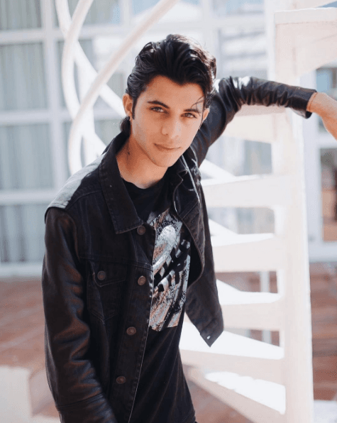 Su color favorito es el rojo.