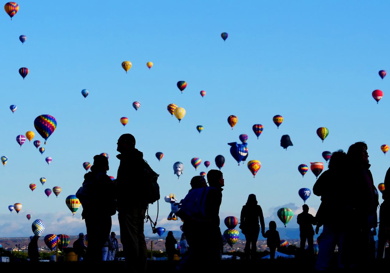 <b>Puesto 17. Albuquerque, Nuevo México.</b> En esta ciudad del medio oeste se realiza la espectacular
<a href="https://balloonfiesta.com/"> <u>Fiesta Internacional de Globos Aerostáticos</u></a> (en la foto). Podría participar en un ‘Arts crawl’ (rastreo de arte, en español), un recorrido gratuito que se organiza
<a href="https://www.facebook.com/ARTScrawlABQ/"> <u>el primer viernes de cada mes</u></a>. Albuquerque
<b> </b>cuenta con una serie de museos interesantes y algunos ofrecen entradas gratuitas los domingos y el primer viernes de cada mes. Si puede soportar el calor, si va en verano se beneficiará de importantes descuentos.