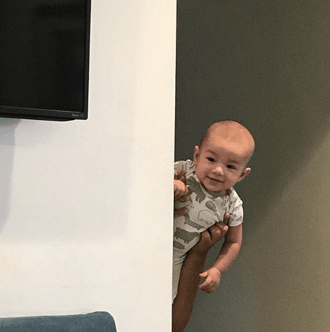 A Liam le encanta jugar con sus papás y sus hermanos. Las escondillas parece ser uno de sus pasatiempos favoritos.