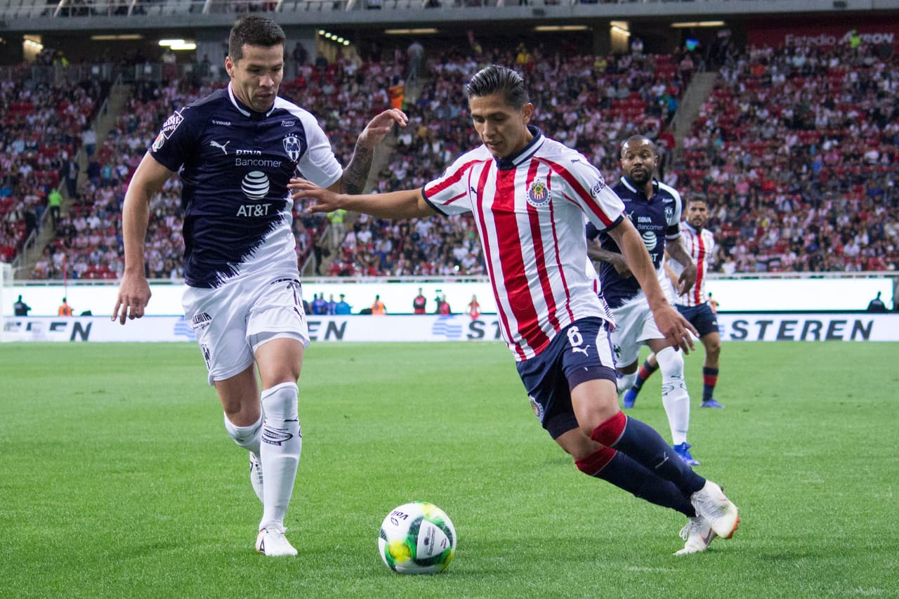 Dieter Villapando (derecha) falló al minuto 54 otra buena oportunidad de gol para el Rebaño Sagrado.