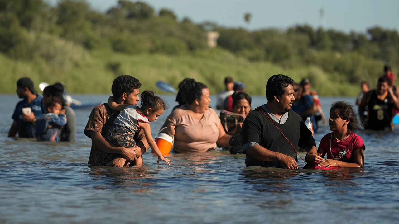 ¿Es probable que separen a hombres migrantes de sus hijos si cruzan el Río Bravo por Texas?
