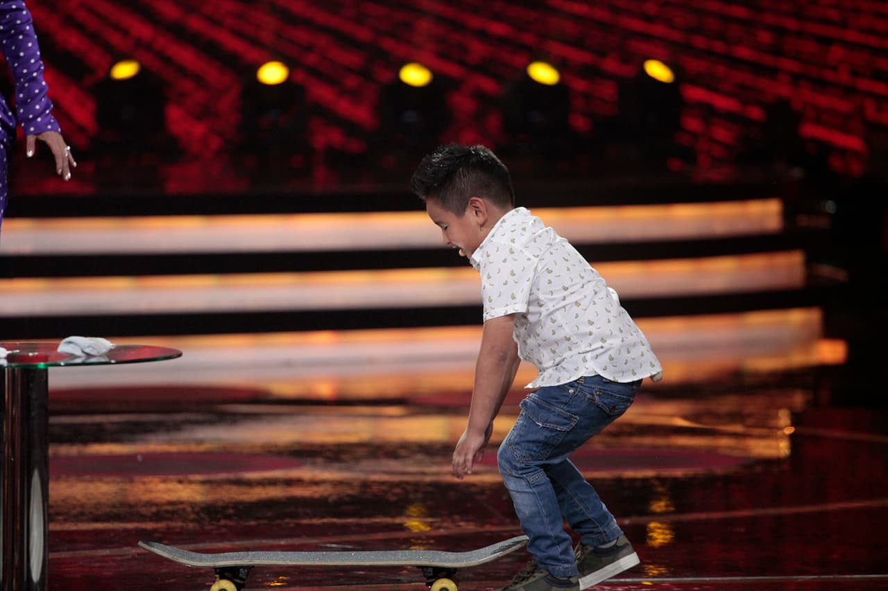 Además de pedirle que hiciera lagartijas con Albertano, que rapeara, que llevara hasta Gali un calcetín sucio y que dijera un trabalenguas, la presentadora le pidió que diera una vuelta en una patineta.