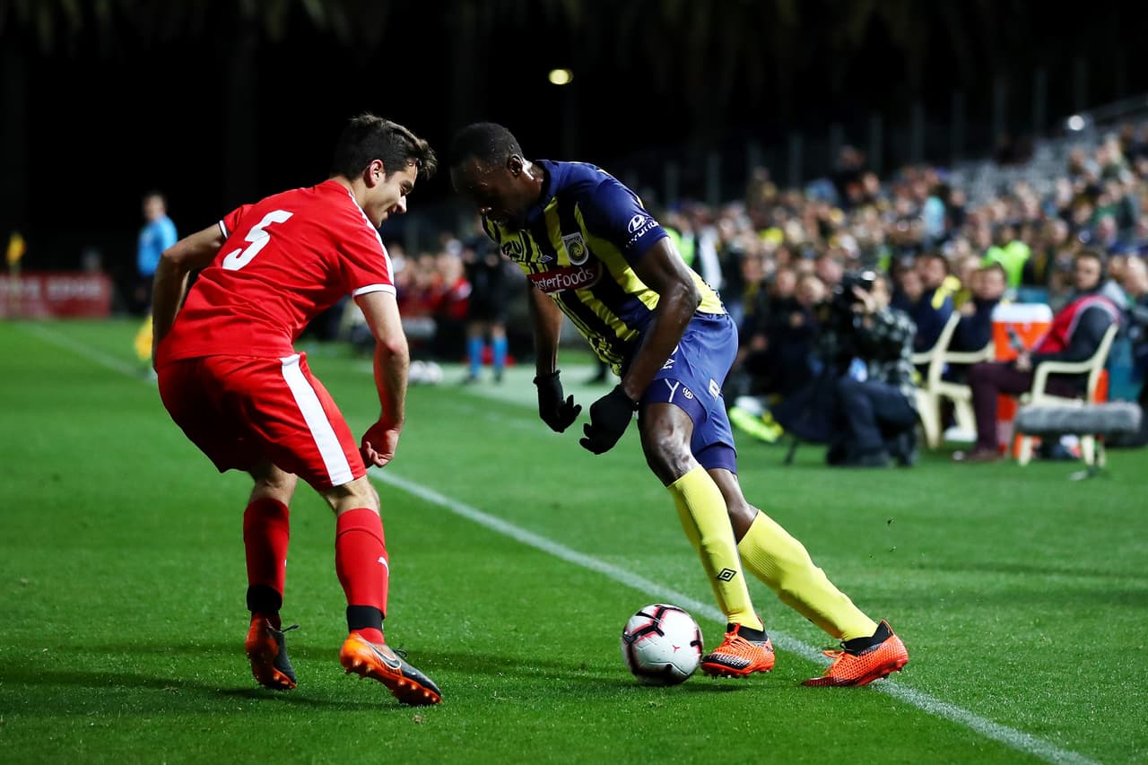 En medio de aplausos fue recibido el ahora futbolista, que dejaba atrás su éxito como corredor de 100 y 200 metros planos.
