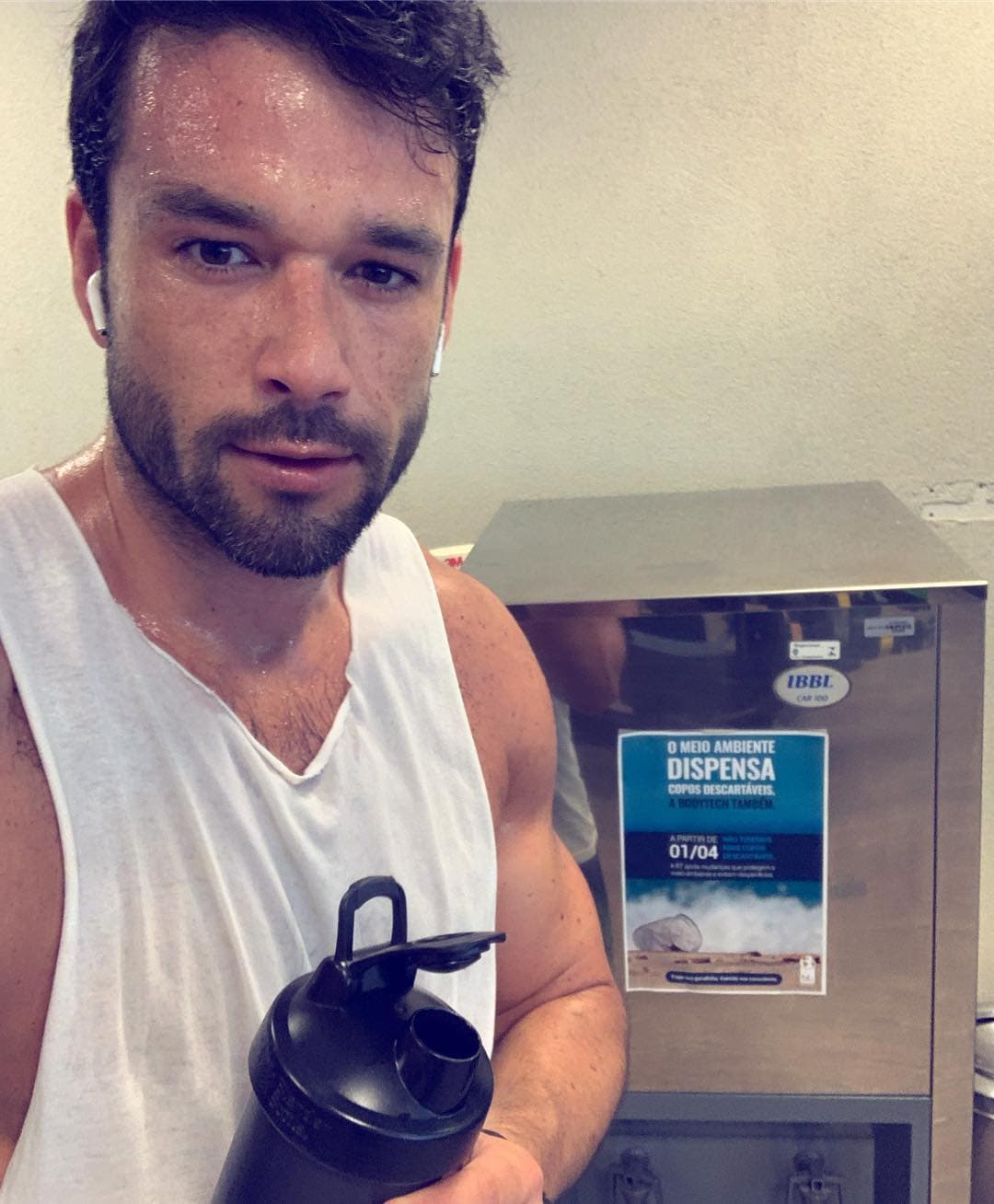 A sus 38 años, Sérgio Marone admite ser fanático de correr, hacer pesas, practicar box y jugar baloncesto, hobbies que ha presumido a través de algunas imágenes que sube en sus redes sociales donde también deja ver su trabajado cuerpo.