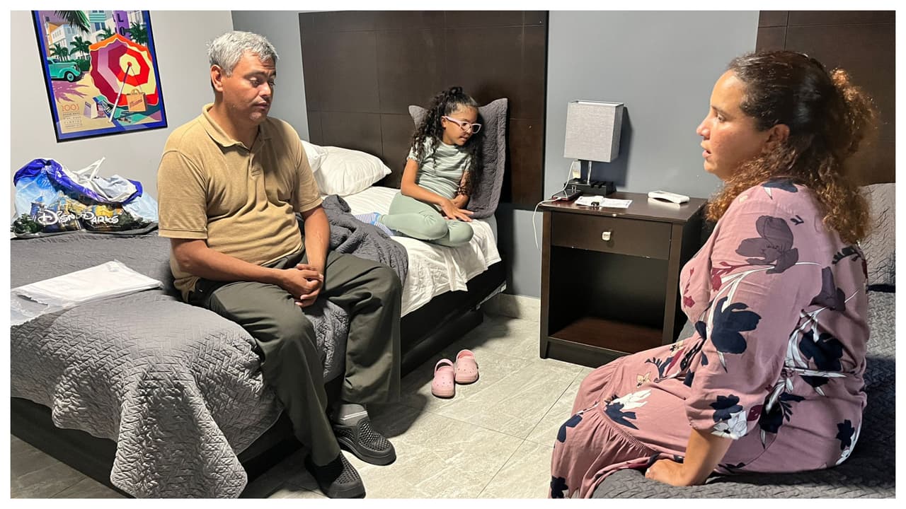 Familia venezolana con una hija de 10 años lucha por hallar un techo en Miami tras cruzar la frontera