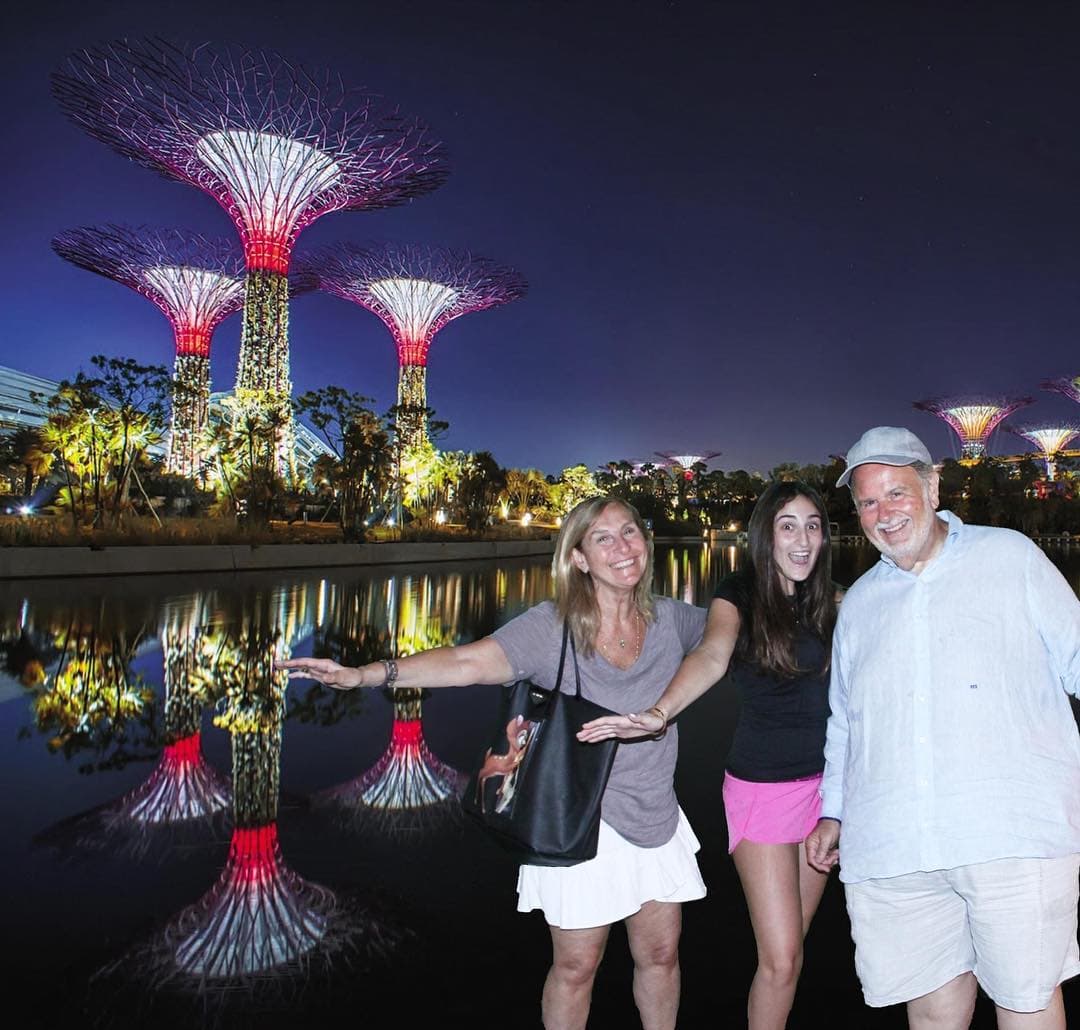 Aquí los vemos en Singapur, destino en el que contemplaron los célebres Jardines de la Bahía, un parque que fusiona tecnología y diseño en un entorno natural.