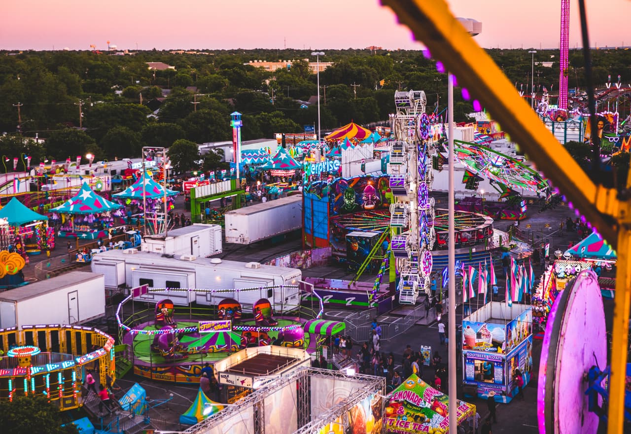 <h2 class="cms-H2-H2">FIESTA CARNAVAL </h2>
<br>
<ul>
<li class="li1">Cuándo: Del 24 de abril al 4 de mayo</li>
</ul>
<ul>
<li class="li1">Hora: 17:00 - 23:00 horas</li>
</ul>
<ul>
<li class="li1">Dónde: Estacionamiento C del Alamodome</li>
</ul>
<ul>
<li class="li1">Qué es: Desfile y show. </li>
</ul>
<ul>
<li class="li1">Costo: hasta 37 dólares</li>
</ul>