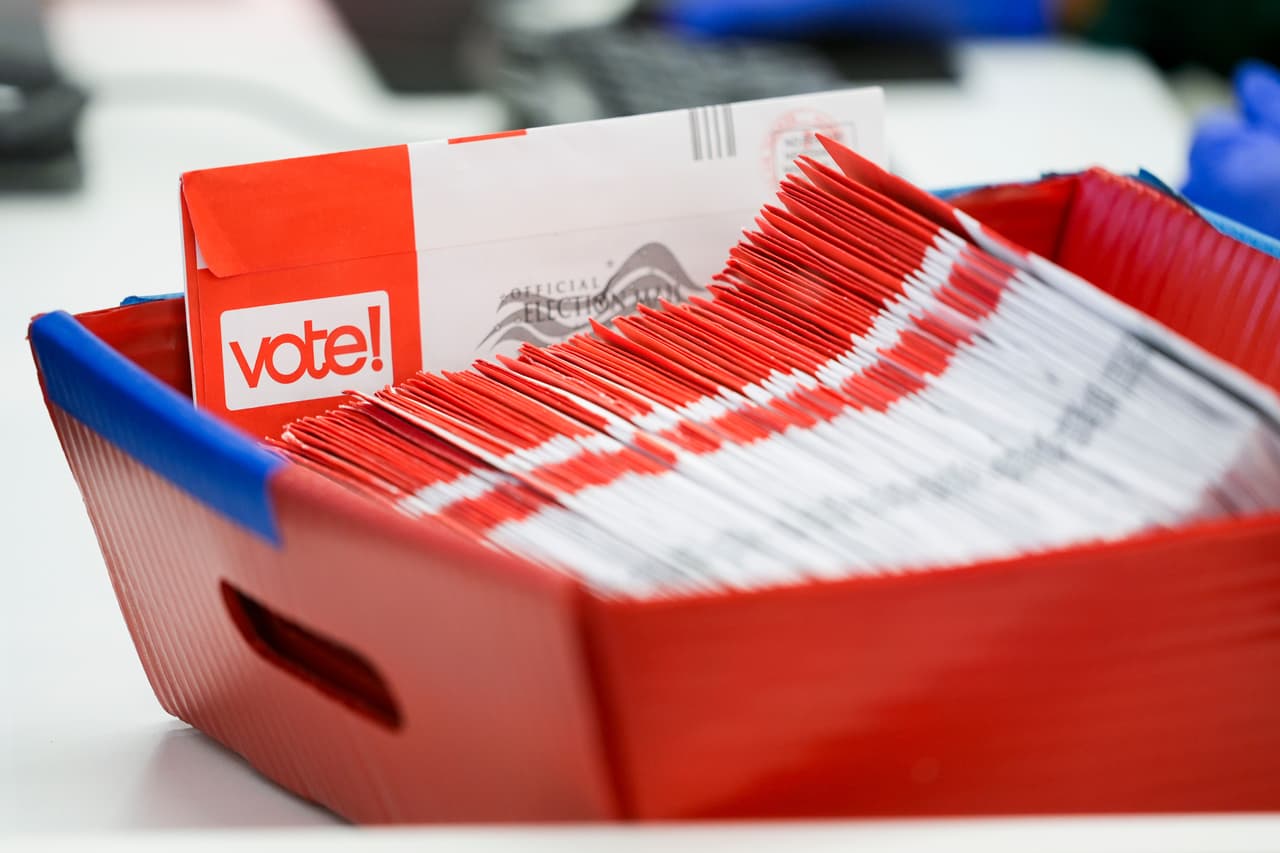 Un juez federal se niega a bloquear la orden de Trump para crear un censo electoral federal y limitar voto por correo