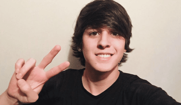 Se describe como una persona divertida, humilde y determinado.