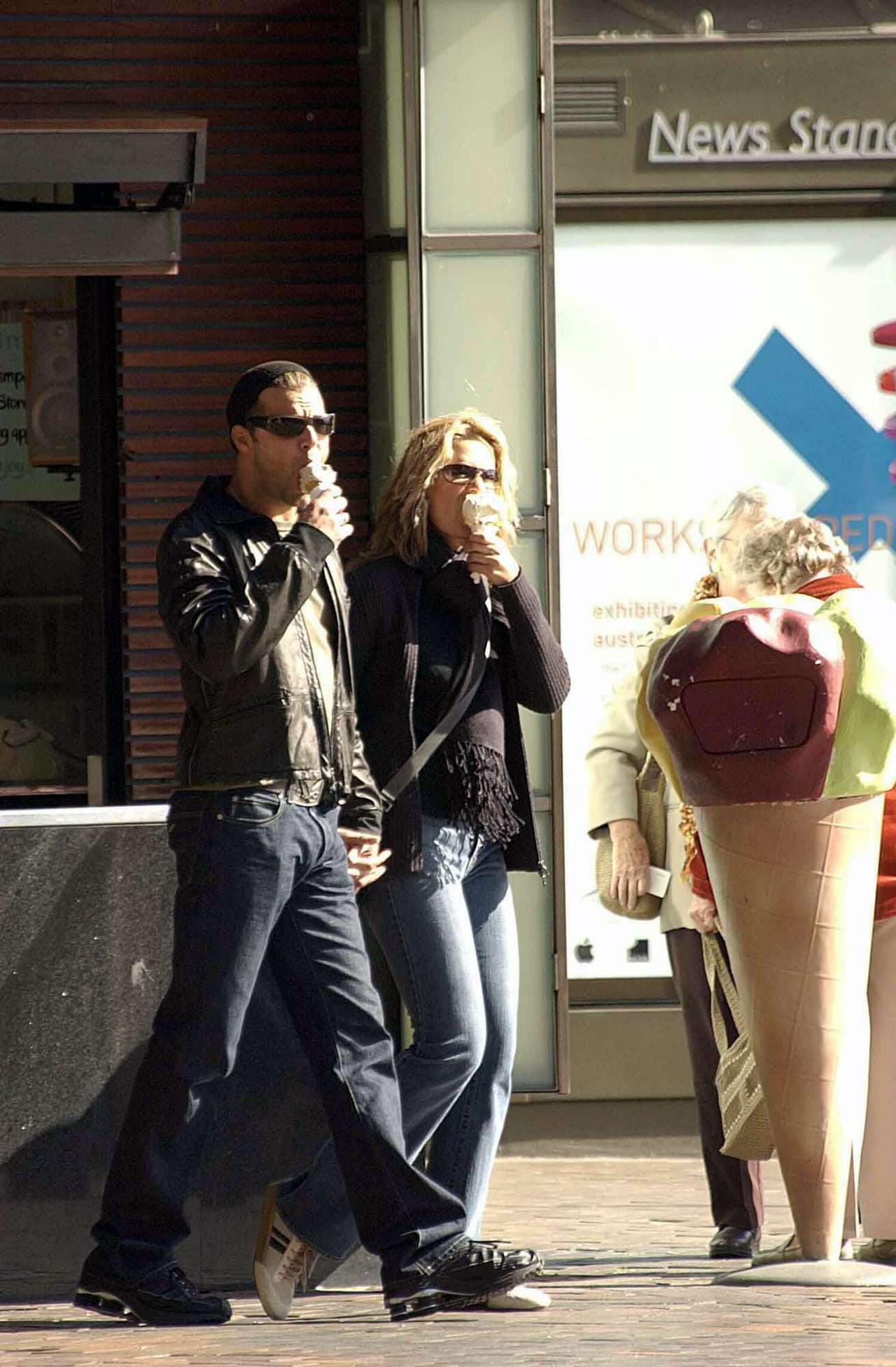 "Realmente nos queríamos muchísimo… eso no ha cambiado hasta el día de hoy’" declaró de Alba quien en el 2013 acompañó a Ricky Martin a Australia, donde fue tomada esta foto, en una de sus giras.