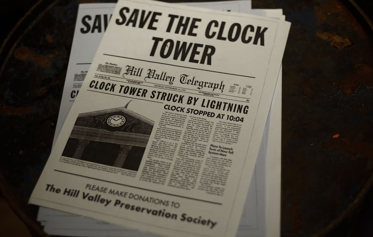 Más adelante en la cinta Doc muestra un reloj y la hora que señala es la 1:19 am. Cuando Marty vuelve de su viaje en el tiempo, el centro comercial lleva por nombre 'Lone Pine Mall'.