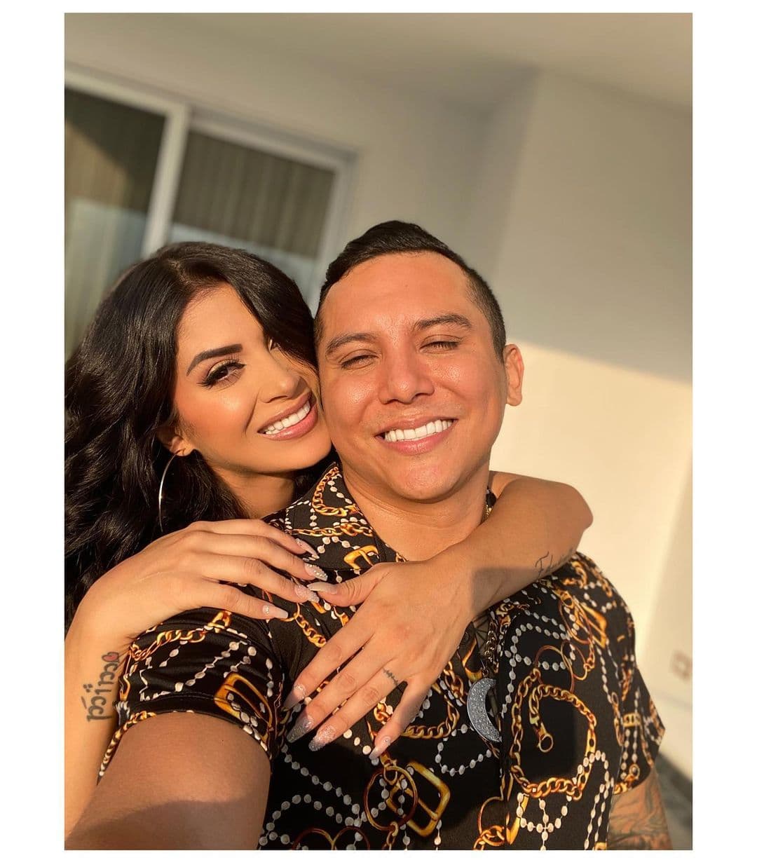 La esposa del líder y vocalista de La Trakalosa de Monterrey, estaba de manteles largos y la pareja organizó una fiesta.